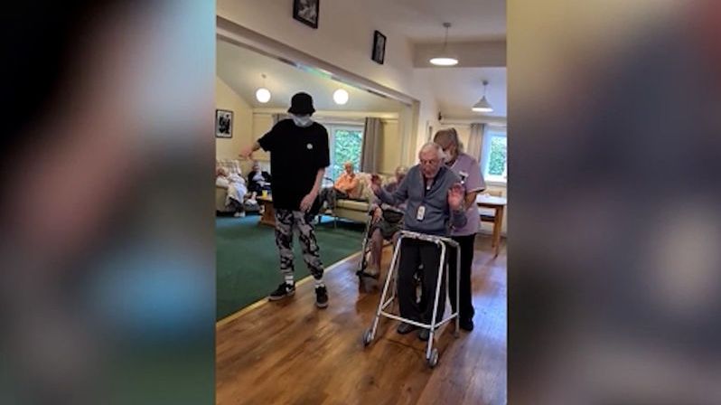 Autista v domově důchodců roztancoval 101letého muže